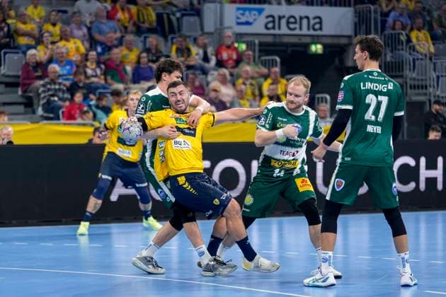 v.li.: Tillman Leu (ThSV, 99), Jannik Kohlbacher (RNL, 80), Peter Walz (ThSV, 14), Philipp Meyer (ThSV, 27), Zweikampf, Spielszene, Duell, duel, tackle, tackling, Dynamik, Action, Aktion, 13.09.2025, Mannheim (Deutschland), Handball, Bundesliga, Rhein-Neckar Löwen - ThSV Eisenach