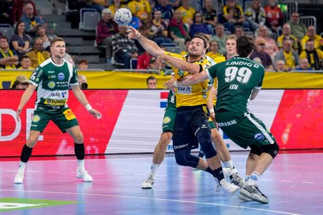 v.li.: Dani Baijens (RNL, 77), Tillman Leu (ThSV, 99), Zweikampf, Spielszene, Duell, duel, tackle, tackling, Dynamik, Action, Aktion, 13.09.2025, Mannheim (Deutschland), Handball, Bundesliga, Rhein-Neckar Löwen - ThSV Eisenach