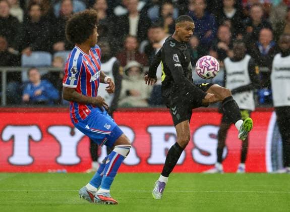 Chris Richards of Crystal Palace and Wilson Isidor of Sunderland at Selhurst Park Crystal Palace v Sunderland, Premier League, Football, Selhurst Park, London, UK - 13 Sept 2025London Selhurst Park United Kingdom EDITORIAL USE ONLY No use with unauthorised audio, video, data, fixture lists, club league logos or live services. Online in-match use limited to 120 images, no video emulation. No use in betting, games or single club league player publications. Copyright: xAndrewxParsons Shutterstockx 15481292ae