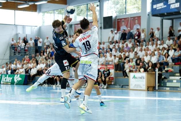Lucas Schneider (HSG Krefeld Niederrhein, 11) Vit Reichel (TV 05 07 Huettenberg, 19) Paul Kompenhans (TV 05 07 Huettenberg, 34) TV 05 07 Huettenberg vs. - HSG Krefeld Niederrhein, Handball, 2. Handball Bundesliga, 03. Spieltag, Saison 2025 2026, 13.09.25 TV 05 07 Huettenberg vs. - HSG Krefeld Niederrhein, Handball, 2. Handball Bundesliga, 03. Spieltag, Saison 2025 2026, 13.09.25 Huettenberg Copyright: xEibner-Pressefoto JoergxHeinrichx EP_JHR