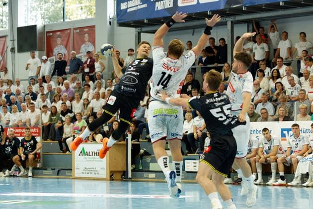 Vit Reichel (TV 05 07 Huettenberg, 19) Paul Kompenhans (TV 05 07 Huettenberg, 34) Falk Kolodziej (HSG Krefeld Niederrhein, 05) Moritz Zoerb (TV 05 07 Huettenberg, 14) Niklas Ingenpaß (HSG Krefeld Niederrhein, 55) David Kuntscher (TV 05 07 Huettenberg, 97) TV 05 07 Huettenberg vs. - HSG Krefeld Niederrhein, Handball, 2. Handball Bundesliga, 03. Spieltag, Saison 2025 2026, 13.09.25 TV 05 07 Huettenberg vs. - HSG Krefeld Niederrhein, Handball, 2. Handball Bundesliga, 03. Spieltag, Saison 2025 2026, 13.09.25 Huettenberg Copyright: xEibner-Pressefoto JoergxHeinrichx EP_JHR