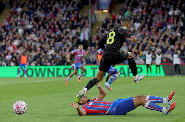 Wilson Isidor of Sunderland is challenged by Daniel Munoz of Crystal Palace at Selhurst Park Crystal Palace v Sunderland, Premier League, Football, Selhurst Park, London, UK - 13 Sept 2025London Selhurst Park United Kingdom EDITORIAL USE ONLY No use with unauthorised audio, video, data, fixture lists, club league logos or live services. Online in-match use limited to 120 images, no video emulation. No use in betting, games or single club league player publications. Copyright: xAndrewxParsons Shutterstockx 15481292aj
