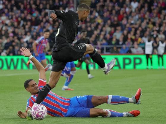 Wilson Isidor of Sunderland is challenged by Daniel Munoz of Crystal Palace at Selhurst Park Crystal Palace v Sunderland, Premier League, Football, Selhurst Park, London, UK - 13 Sept 2025London Selhurst Park United Kingdom EDITORIAL USE ONLY No use with unauthorised audio, video, data, fixture lists, club league logos or live services. Online in-match use limited to 120 images, no video emulation. No use in betting, games or single club league player publications. Copyright: xAndrewxParsons Shutterstockx 15481292ai