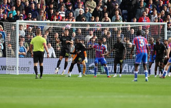 Granit Xhaka of Sunderland defends Sunderland s goal against Crystal Palace at Selhurst Park Crystal Palace v Sunderland, Premier League, Football, Selhurst Park, London, UK - 13 Sept 2025London Selhurst Park United Kingdom EDITORIAL USE ONLY No use with unauthorised audio, video, data, fixture lists, club league logos or live services. Online in-match use limited to 120 images, no video emulation. No use in betting, games or single club league player publications. Copyright: xAndrewxParsons Shutterstockx 15481292al