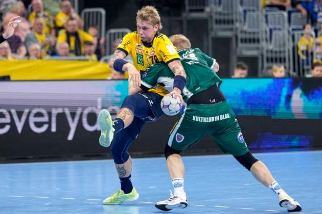v.li.: Edwin Aspenbäck (RNL, 78), Peter Walz (ThSV, 14), Zweikampf, Spielszene, Duell, duel, tackle, tackling, Dynamik, Action, Aktion, 13.09.2025, Mannheim (Deutschland), Handball, Bundesliga, Rhein-Neckar Löwen - ThSV Eisenach