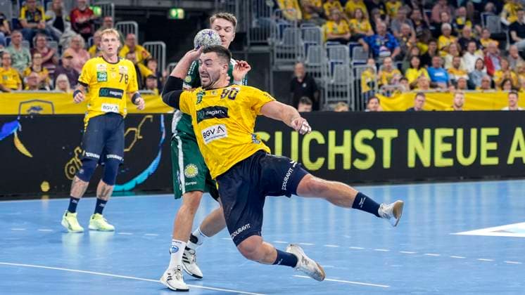 v.li.: Oskar Joelsson (ThSV, 3), Jannik Kohlbacher (RNL, 80), beim Sprungwurf, Wurf, Torwurf, Action, Aktion, Spielszene, 13.09.2025, Mannheim (Deutschland), Handball, Bundesliga, Rhein-Neckar Löwen - ThSV Eisenach