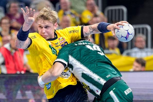 v.li.: Edwin Aspenbäck (RNL, 78), Peter Walz (ThSV, 14), Zweikampf, Spielszene, Duell, duel, tackle, tackling, Dynamik, Action, Aktion, 13.09.2025, Mannheim (Deutschland), Handball, Bundesliga, Rhein-Neckar Löwen - ThSV Eisenach