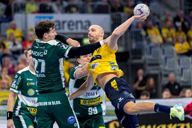 v.li.: Philipp Meyer (ThSV, 27), Lukas Sandell (RNL, 11), Zweikampf, Spielszene, Duell, duel, tackle, tackling, Dynamik, Action, Aktion, 13.09.2025, Mannheim (Deutschland), Handball, Bundesliga, Rhein-Neckar Löwen - ThSV Eisenach