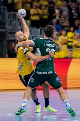 v.li.: Lukas Sandell (RNL, 11), Felix Aellen (ThSV, 22), Zweikampf, Spielszene, Duell, duel, tackle, tackling, Dynamik, Action, Aktion, 13.09.2025, Mannheim (Deutschland), Handball, Bundesliga, Rhein-Neckar Löwen - ThSV Eisenach