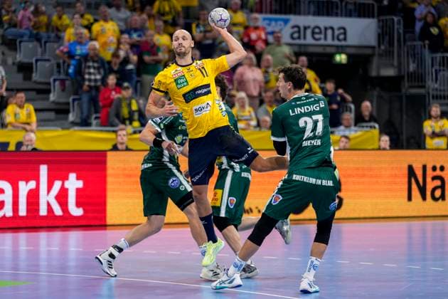 v.li.: Lukas Sandell (RNL, 11), Philipp Meyer (ThSV, 27), beim Sprungwurf, Wurf, Torwurf, Action, Aktion, Spielszene, 13.09.2025, Mannheim (Deutschland), Handball, Bundesliga, Rhein-Neckar Löwen - ThSV Eisenach