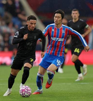 Daichi Kamada of Crystal Palace and Chemsdine Talbi of Sunderland at Selhurst Park Crystal Palace v Sunderland, Premier League, Football, Selhurst Park, London, UK - 13 Sept 2025London Selhurst Park United Kingdom EDITORIAL USE ONLY No use with unauthorised audio, video, data, fixture lists, club league logos or live services. Online in-match use limited to 120 images, no video emulation. No use in betting, games or single club league player publications. Copyright: xAndrewxParsons Shutterstockx 15481292an
