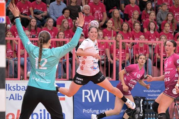 Kaho Nakayama (BSV Sachsen Zwickau, 59) gegen Marie Kristin Weiss (TusSies Metzingen, 12) im Tor TusSies Metzingen vs. BSV Sachsen Zwickau, Handball, Alsco HBF, 3.Ligaspieltag, Saison 2025 2026, 13.09.2025 TusSies Metzingen vs. BSV Sachsen Zwickau, Handball, Alsco HBF, 3.Ligaspieltag, Saison 2025 2026, 13.09.2025 Tuebingen Copyright: xEibner-Pressefoto TobiasxBaurx EP_TBR