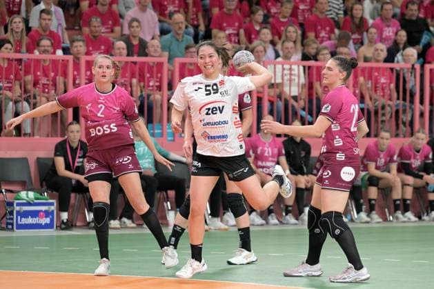 Kaho Nakayama (BSV Sachsen Zwickau, 59) gegen Selina Lindemann (TusSies Metzingen, 02) und Svenja Huebner (TusSies Metzingen, 26) TusSies Metzingen vs. BSV Sachsen Zwickau, Handball, Alsco HBF, 3.Ligaspieltag, Saison 2025 2026, 13.09.2025 TusSies Metzingen vs. BSV Sachsen Zwickau, Handball, Alsco HBF, 3.Ligaspieltag, Saison 2025 2026, 13.09.2025 Tuebingen Copyright: xEibner-Pressefoto TobiasxBaurx EP_TBR
