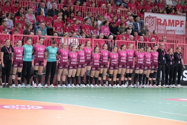 die TusSies Metzingen stehen vor dem Spiel in einer Schweigeminute zusammen TusSies Metzingen vs. BSV Sachsen Zwickau, Handball, Alsco HBF, 3.Ligaspieltag, Saison 2025 2026, 13.09.2025 TusSies Metzingen vs. BSV Sachsen Zwickau, Handball, Alsco HBF, 3.Ligaspieltag, Saison 2025 2026, 13.09.2025 Tuebingen Copyright: xEibner-Pressefoto TobiasxBaurx EP_TBR
