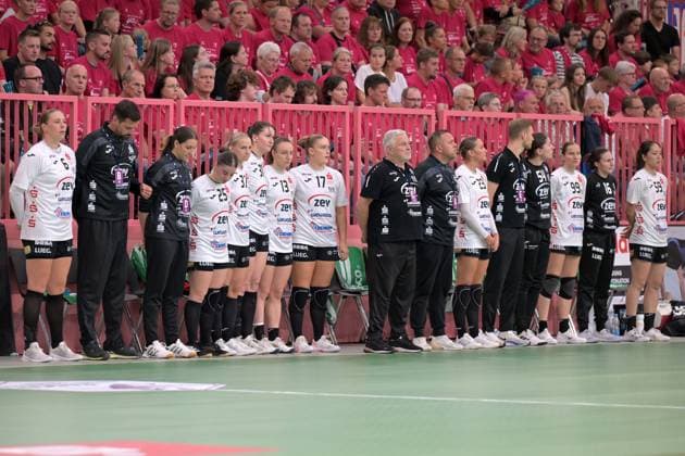 der BSV Sachsen Zwickau stehen vor dem Spiel in einer Schweigeminute zusammen TusSies Metzingen vs. BSV Sachsen Zwickau, Handball, Alsco HBF, 3.Ligaspieltag, Saison 2025 2026, 13.09.2025 TusSies Metzingen vs. BSV Sachsen Zwickau, Handball, Alsco HBF, 3.Ligaspieltag, Saison 2025 2026, 13.09.2025 Tuebingen Copyright: xEibner-Pressefoto TobiasxBaurx EP_TBR