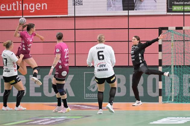 Barbara Viktoria Gyoeri (BSV Sachsen Zwickau, 54) im Tor gegen Lois van Vliet (TusSies Metzingen, 44) TusSies Metzingen vs. BSV Sachsen Zwickau, Handball, Alsco HBF, 3.Ligaspieltag, Saison 2025 2026, 13.09.2025 TusSies Metzingen vs. BSV Sachsen Zwickau, Handball, Alsco HBF, 3.Ligaspieltag, Saison 2025 2026, 13.09.2025 Tuebingen Copyright: xEibner-Pressefoto TobiasxBaurx EP_TBR