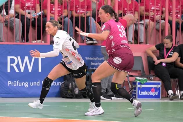 Silje Brons Petersen (BSV Sachsen Zwickau, 23) gegen Carolin Huebner (TusSies Metzingen, 56) TusSies Metzingen vs. BSV Sachsen Zwickau, Handball, Alsco HBF, 3.Ligaspieltag, Saison 2025 2026, 13.09.2025 TusSies Metzingen vs. BSV Sachsen Zwickau, Handball, Alsco HBF, 3.Ligaspieltag, Saison 2025 2026, 13.09.2025 Tuebingen Copyright: xEibner-Pressefoto TobiasxBaurx EP_TBR