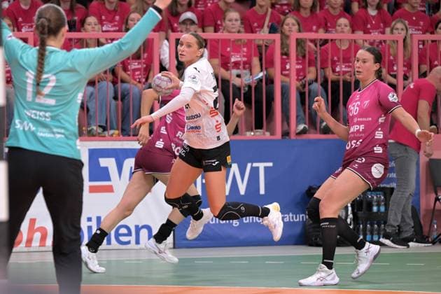 Silje Brons Petersen (BSV Sachsen Zwickau, 23) gegen Carolin Huebner (TusSies Metzingen, 56) TusSies Metzingen vs. BSV Sachsen Zwickau, Handball, Alsco HBF, 3.Ligaspieltag, Saison 2025 2026, 13.09.2025 TusSies Metzingen vs. BSV Sachsen Zwickau, Handball, Alsco HBF, 3.Ligaspieltag, Saison 2025 2026, 13.09.2025 Tuebingen Copyright: xEibner-Pressefoto TobiasxBaurx EP_TBR