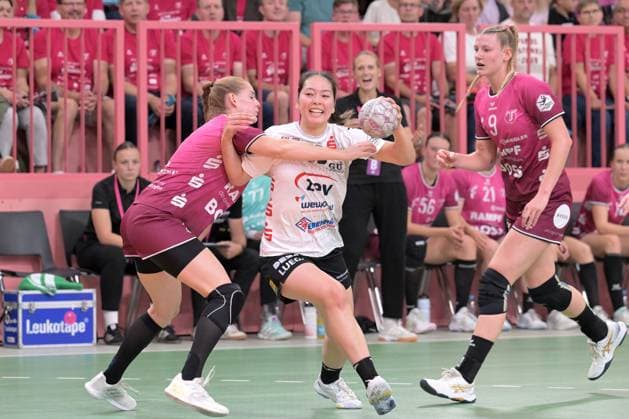 Kaho Nakayama (BSV Sachsen Zwickau, 59) gegen Selina Lindemann (TusSies Metzingen, 02) und Naina Klein (TusSies Metzingen, 09) TusSies Metzingen vs. BSV Sachsen Zwickau, Handball, Alsco HBF, 3.Ligaspieltag, Saison 2025 2026, 13.09.2025 TusSies Metzingen vs. BSV Sachsen Zwickau, Handball, Alsco HBF, 3.Ligaspieltag, Saison 2025 2026, 13.09.2025 Tuebingen Copyright: xEibner-Pressefoto TobiasxBaurx EP_TBR