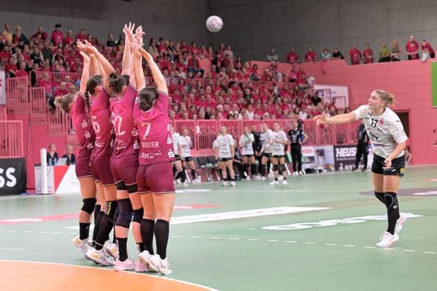 Charlotte Kaehr (BSV Sachsen Zwickau, 17) gegen den Block der TusSies TusSies Metzingen vs. BSV Sachsen Zwickau, Handball, Alsco HBF, 3.Ligaspieltag, Saison 2025 2026, 13.09.2025 TusSies Metzingen vs. BSV Sachsen Zwickau, Handball, Alsco HBF, 3.Ligaspieltag, Saison 2025 2026, 13.09.2025 Tuebingen Copyright: xEibner-Pressefoto TobiasxBaurx EP_TBR