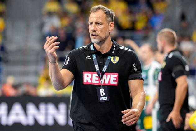 Maik Machulla (Trainer, Cheftrainer, RNL), gibt Anweisungen, gestikuliert, mit den Armen gestikulieren, Einzelbild, Einzelfoto, Aktion, Action, 13.09.2025, Mannheim (Deutschland), Handball, Bundesliga, Rhein-Neckar Löwen - ThSV Eisenach