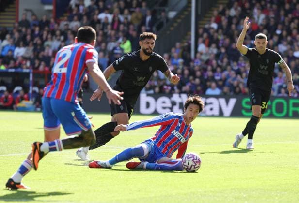 Daichi Kamada of Crystal Palace falls to the ground as Omar Alderete of Sunderland puts pressure on at Selhurst Park Crystal Palace v Sunderland, Premier League, Football, Selhurst Park, London, UK - 13 Sept 2025London Selhurst Park United Kingdom EDITORIAL USE ONLY No use with unauthorised audio, video, data, fixture lists, club league logos or live services. Online in-match use limited to 120 images, no video emulation. No use in betting, games or single club league player publications. Copyright: xAndrewxParsons Shutterstockx 15481292bh