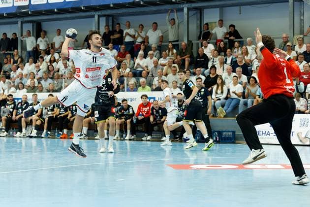 Lasse Ohl (TV 05 07 Huettenberg, 11) gegen Finn Ruespeler (HSG Krefeld Niederrhein, 01) TV 05 07 Huettenberg vs. - HSG Krefeld Niederrhein, Handball, 2. Handball Bundesliga, 03. Spieltag, Saison 2025 2026, 13.09.25 TV 05 07 Huettenberg vs. - HSG Krefeld Niederrhein, Handball, 2. Handball Bundesliga, 03. Spieltag, Saison 2025 2026, 13.09.25 Huettenberg Copyright: xEibner-Pressefoto JoergxHeinrichx EP_JHR