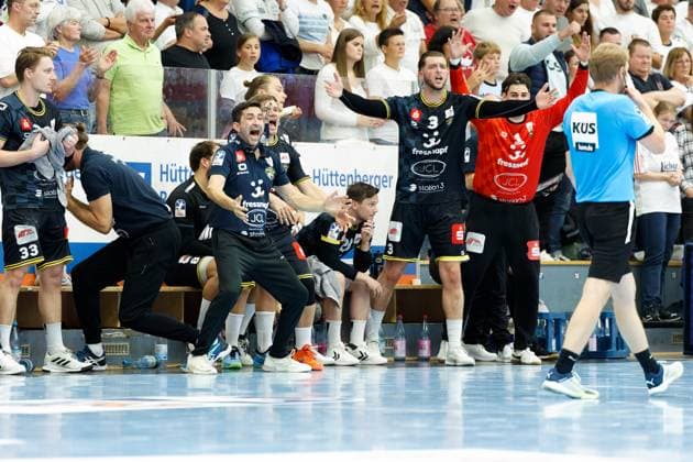 Unverständnis für Schirientscheidung auf der Bank der HSG Krefeld Niederrhein TV 05 07 Huettenberg vs. - HSG Krefeld Niederrhein, Handball, 2. Handball Bundesliga, 03. Spieltag, Saison 2025 2026, 13.09.25 TV 05 07 Huettenberg vs. - HSG Krefeld Niederrhein, Handball, 2. Handball Bundesliga, 03. Spieltag, Saison 2025 2026, 13.09.25 Huettenberg Copyright: xEibner-Pressefoto JoergxHeinrichx EP_JHR