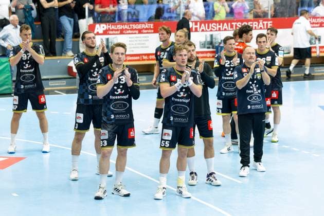 Spieler der HSG Krefeld Niederrhein bedanken sich bei den mitgereisten Fans TV 05 07 Huettenberg vs. - HSG Krefeld Niederrhein, Handball, 2. Handball Bundesliga, 03. Spieltag, Saison 2025 2026, 13.09.25 TV 05 07 Huettenberg vs. - HSG Krefeld Niederrhein, Handball, 2. Handball Bundesliga, 03. Spieltag, Saison 2025 2026, 13.09.25 Huettenberg Copyright: xEibner-Pressefoto JoergxHeinrichx EP_JHR