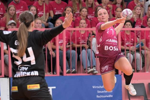 Sabrina Troester (TusSies Metzingen, 07) gegen Barbara Viktoria Gyoeri (BSV Sachsen Zwickau, 54) im Tor TusSies Metzingen vs. BSV Sachsen Zwickau, Handball, Alsco HBF, 3.Ligaspieltag, Saison 2025 2026, 13.09.2025 TusSies Metzingen vs. BSV Sachsen Zwickau, Handball, Alsco HBF, 3.Ligaspieltag, Saison 2025 2026, 13.09.2025 Tuebingen Copyright: xEibner-Pressefoto TobiasxBaurx EP_TBR
