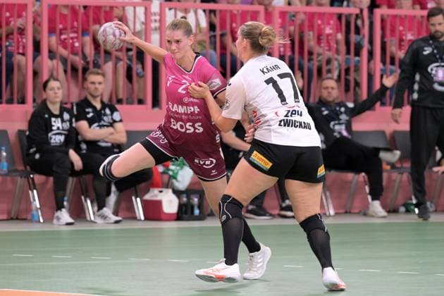 Selina Lindemann (TusSies Metzingen, 02) gegen Charlotte Kaehr (BSV Sachsen Zwickau, 17) TusSies Metzingen vs. BSV Sachsen Zwickau, Handball, Alsco HBF, 3.Ligaspieltag, Saison 2025 2026, 13.09.2025 TusSies Metzingen vs. BSV Sachsen Zwickau, Handball, Alsco HBF, 3.Ligaspieltag, Saison 2025 2026, 13.09.2025 Tuebingen Copyright: xEibner-Pressefoto TobiasxBaurx EP_TBR