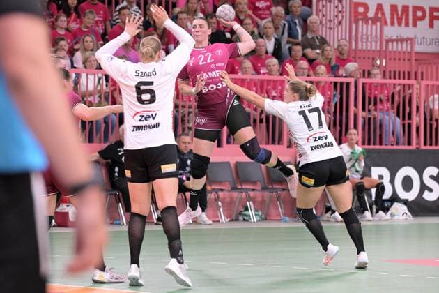 Gabriela Clausson Bitolo (TusSies Metzingen, 22) gegen Laura Szabo (BSV Sachsen Zwickau, 06) und Charlotte Kaehr (BSV Sachsen Zwickau, 17) TusSies Metzingen vs. BSV Sachsen Zwickau, Handball, Alsco HBF, 3.Ligaspieltag, Saison 2025 2026, 13.09.2025 TusSies Metzingen vs. BSV Sachsen Zwickau, Handball, Alsco HBF, 3.Ligaspieltag, Saison 2025 2026, 13.09.2025 Tuebingen Copyright: xEibner-Pressefoto TobiasxBaurx EP_TBR