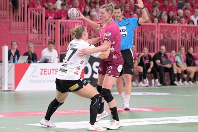Naina Klein (TusSies Metzingen, 09) gegen Charlotte Kaehr (BSV Sachsen Zwickau, 17) TusSies Metzingen vs. BSV Sachsen Zwickau, Handball, Alsco HBF, 3.Ligaspieltag, Saison 2025 2026, 13.09.2025 TusSies Metzingen vs. BSV Sachsen Zwickau, Handball, Alsco HBF, 3.Ligaspieltag, Saison 2025 2026, 13.09.2025 Tuebingen Copyright: xEibner-Pressefoto TobiasxBaurx EP_TBR