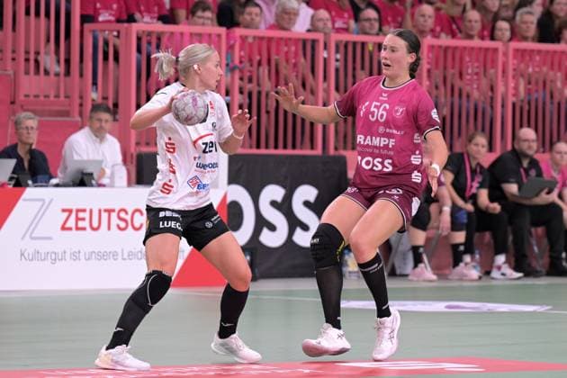 Carolin Huebner (TusSies Metzingen, 56) gegen Laura Penzes (BSV Sachsen Zwickau, 37) TusSies Metzingen vs. BSV Sachsen Zwickau, Handball, Alsco HBF, 3.Ligaspieltag, Saison 2025 2026, 13.09.2025 TusSies Metzingen vs. BSV Sachsen Zwickau, Handball, Alsco HBF, 3.Ligaspieltag, Saison 2025 2026, 13.09.2025 Tuebingen Copyright: xEibner-Pressefoto TobiasxBaurx EP_TBR