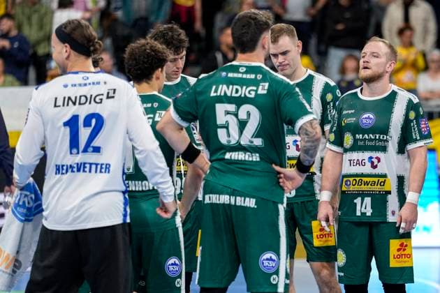Spieler vom ThSV Eisenach, enttäuscht über die Niederlage, Enttäuschung nach dem Schlusspfiff, Highlight, Verlierer, verloren, Frustration, disappointed, pessimistisch, 13.09.2025, Mannheim (Deutschland), Handball, Bundesliga, Rhein-Neckar Löwen - ThSV Eisenach