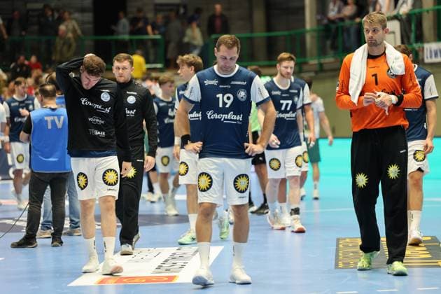 GER, 1.HBL. bergischer HC vs. GWD Minden 13.09.2025, Unihalle, Wuppertal, GER, 1.HBL. bergischer HC vs. GWD Minden, im Bild: BHC ist traurig nach Ende des Spiels, dass sie verloren haben Tomaš Babak (BHC 19), Gerdas Barbarskas (BHC 14), Lukas Diedrich Torwart (BHC 16), Johannes Wasielewski (BHC 77), Christopher Rudeck Torwart (BHC 1),