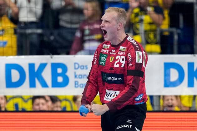David Späth (Torwart, RNL, 29), Einzelbild, Einzelfoto, Aktion, Action, Jubel, jubeln, jubelt, celebration, Freude, freuen, freut sich, zuversichtlich, optimistisch, positiv, Spielszene, 13.09.2025, Mannheim (Deutschland), Handball, Bundesliga, Rhein-Neckar Löwen - ThSV Eisenach