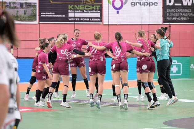 der Siegerkreis der TusSies nach dem Spiel TusSies Metzingen vs. BSV Sachsen Zwickau, Handball, Alsco HBF, 3.Ligaspieltag, Saison 2025 2026, 13.09.2025 TusSies Metzingen vs. BSV Sachsen Zwickau, Handball, Alsco HBF, 3.Ligaspieltag, Saison 2025 2026, 13.09.2025 Tuebingen Copyright: xEibner-Pressefoto TobiasxBaurx EP_TBR