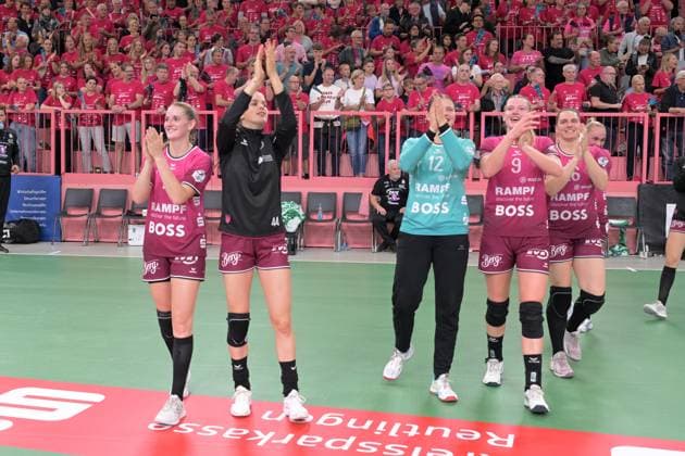 die TusSies feiern den 41:34 Heimsieg in der Paul-Horn-Arena TusSies Metzingen vs. BSV Sachsen Zwickau, Handball, Alsco HBF, 3.Ligaspieltag, Saison 2025 2026, 13.09.2025 TusSies Metzingen vs. BSV Sachsen Zwickau, Handball, Alsco HBF, 3.Ligaspieltag, Saison 2025 2026, 13.09.2025 Tuebingen Copyright: xEibner-Pressefoto TobiasxBaurx EP_TBR