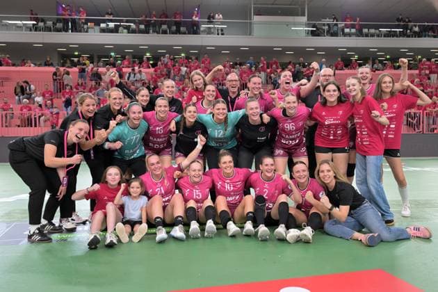 Siegerfoto der TusSies TusSies Metzingen vs. BSV Sachsen Zwickau, Handball, Alsco HBF, 3.Ligaspieltag, Saison 2025 2026, 13.09.2025 TusSies Metzingen vs. BSV Sachsen Zwickau, Handball, Alsco HBF, 3.Ligaspieltag, Saison 2025 2026, 13.09.2025 Tuebingen Copyright: xEibner-Pressefoto TobiasxBaurx EP_TBR