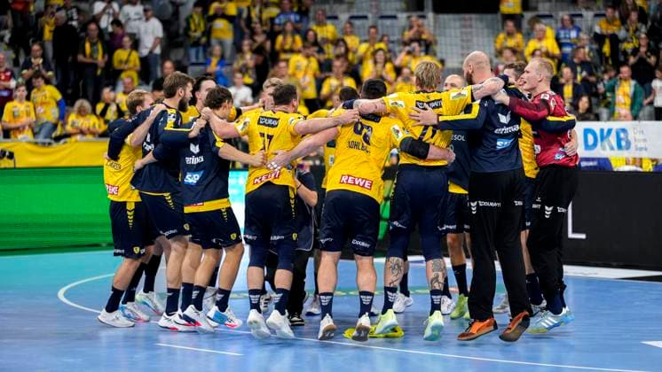 Spieler der Rhein-Neckar-Löwen, Jubel nach dem Schlusspfiff, Freude über den Sieg, Sieger, Gewinner, jubelt, jubeln, fröhlich, positiv, freut sich, freuen, optimistisch, Highlight, Action, Aktion, tanzen im Kreis, Teamkreis, Mannschaftskreis, 13.09.2025, Mannheim (Deutschland), Handball, Bundesliga, Rhein-Neckar Löwen - ThSV Eisenach