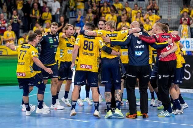 Spieler der Rhein-Neckar-Löwen, Jubel nach dem Schlusspfiff, Freude über den Sieg, Sieger, Gewinner, jubelt, jubeln, fröhlich, positiv, freut sich, freuen, optimistisch, Highlight, Action, Aktion, tanzen im Kreis, Teamkreis, Mannschaftskreis, 13.09.2025, Mannheim (Deutschland), Handball, Bundesliga, Rhein-Neckar Löwen - ThSV Eisenach
