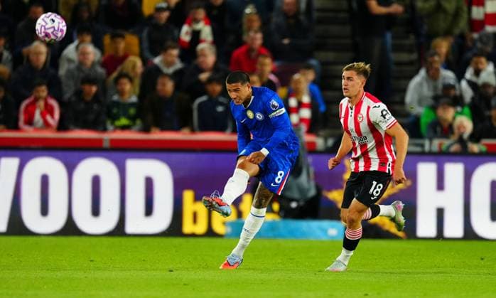 Enzo Fernandez of Chelsea clears under pressure from Yehor Yarmolyuk of Brentford Brentford v Chelsea, Premier League, Football, Gtech Community Stadium, London, UK - 13 Sept 2025London Gtech Community Stadium United Kingdom EDITORIAL USE ONLY No use with unauthorised audio, video, data, fixture lists, club league logos or live services. Online in-match use limited to 120 images, no video emulation. No use in betting, games or single club league player publications. Copyright: xJavierxGarcia Shutterstockx 15481316n