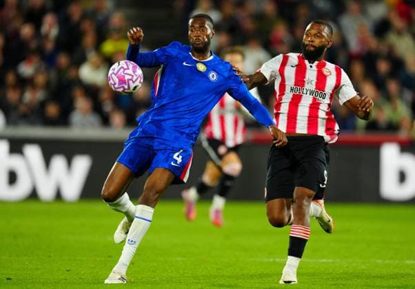 Tosin Adarabioyo of Chelsea under pressure from Igor Thiago of Brentford Brentford v Chelsea, Premier League, Football, Gtech Community Stadium, London, UK - 13 Sept 2025London Gtech Community Stadium United Kingdom EDITORIAL USE ONLY No use with unauthorised audio, video, data, fixture lists, club league logos or live services. Online in-match use limited to 120 images, no video emulation. No use in betting, games or single club league player publications. Copyright: xJavierxGarcia Shutterstockx 15481316aa