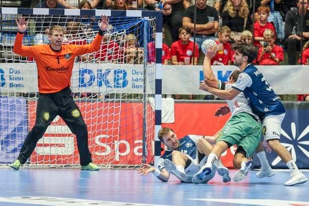 GER, 1.HBL. bergischer HC vs. GWD Minden 13.09.2025, Unihalle, Wuppertal, GER, 1.HBL. bergischer HC vs. GWD Minden, im Bild: Eloy Morante Maldonado (BHC 33), Malte Donker (GWD Minden 39), Christopher Rudeck Torwart (BHC 1), Gerdas Barbarskas (BHC 14), am Boden
