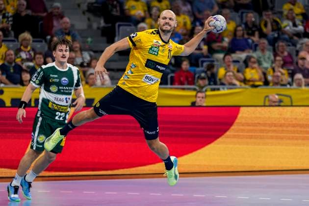 v.li.: Felix Aellen (ThSV, 22), Lukas Sandell (RNL, 11), beim Sprungwurf, Wurf, Torwurf, Action, Aktion, Spielszene, 13.09.2025, Mannheim (Deutschland), Handball, Bundesliga, Rhein-Neckar Löwen - ThSV Eisenach