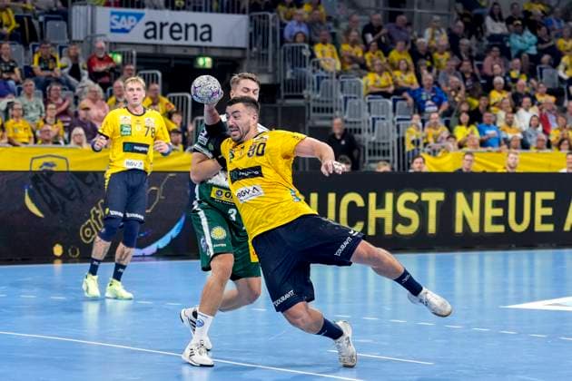 v.li.: Oskar Joelsson (ThSV, 3), Jannik Kohlbacher (RNL, 80), beim Sprungwurf, Wurf, Torwurf, Action, Aktion, Spielszene, 13.09.2025, Mannheim (Deutschland), Handball, Bundesliga, Rhein-Neckar Löwen - ThSV Eisenach
