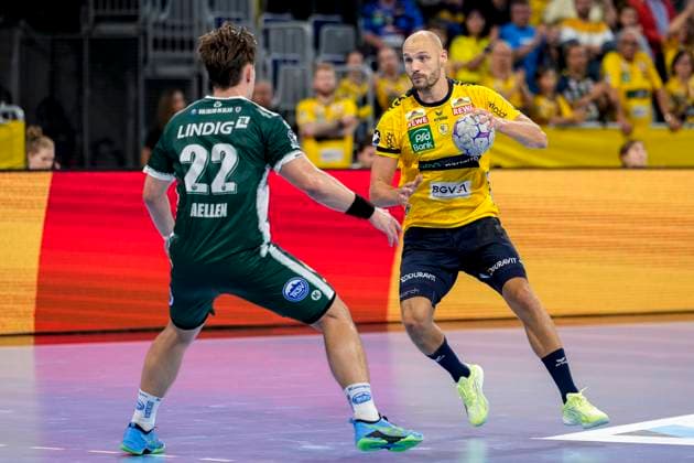 v.li.: Felix Aellen (ThSV, 22), Lukas Sandell (RNL, 11), Zweikampf, Spielszene, Duell, duel, tackle, tackling, Dynamik, Action, Aktion, 13.09.2025, Mannheim (Deutschland), Handball, Bundesliga, Rhein-Neckar Löwen - ThSV Eisenach