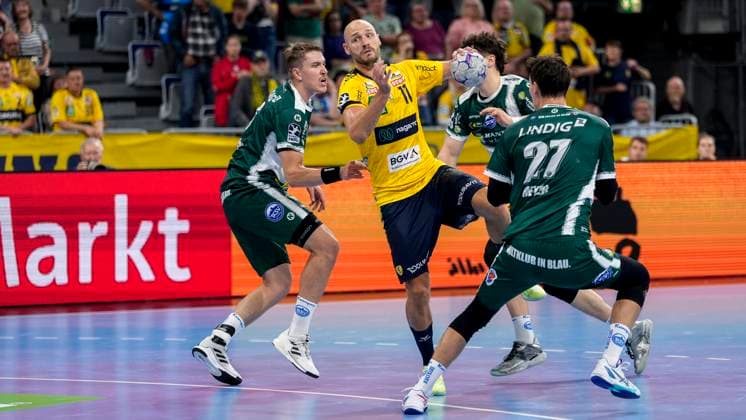 v.li.: Oskar Joelsson (ThSV, 3),Lukas Sandell (RNL, 11), Philipp Meyer (ThSV, 27), Zweikampf, Spielszene, Duell, duel, tackle, tackling, Dynamik, Action, Aktion, 13.09.2025, Mannheim (Deutschland), Handball, Bundesliga, Rhein-Neckar Löwen - ThSV Eisenach