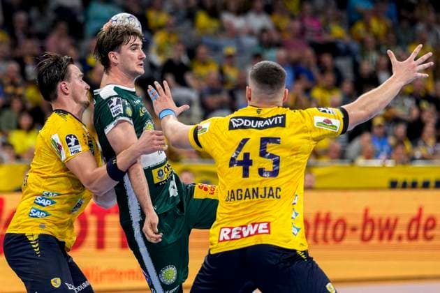v.li.: Robert Timmermeister (RNL, 7), Stephan Seitz (ThSV, 44), Halil Jaganjac (RNL, 45), Zweikampf, Spielszene, Duell, duel, tackle, tackling, Dynamik, Action, Aktion, 13.09.2025, Mannheim (Deutschland), Handball, Bundesliga, Rhein-Neckar Löwen - ThSV Eisenach